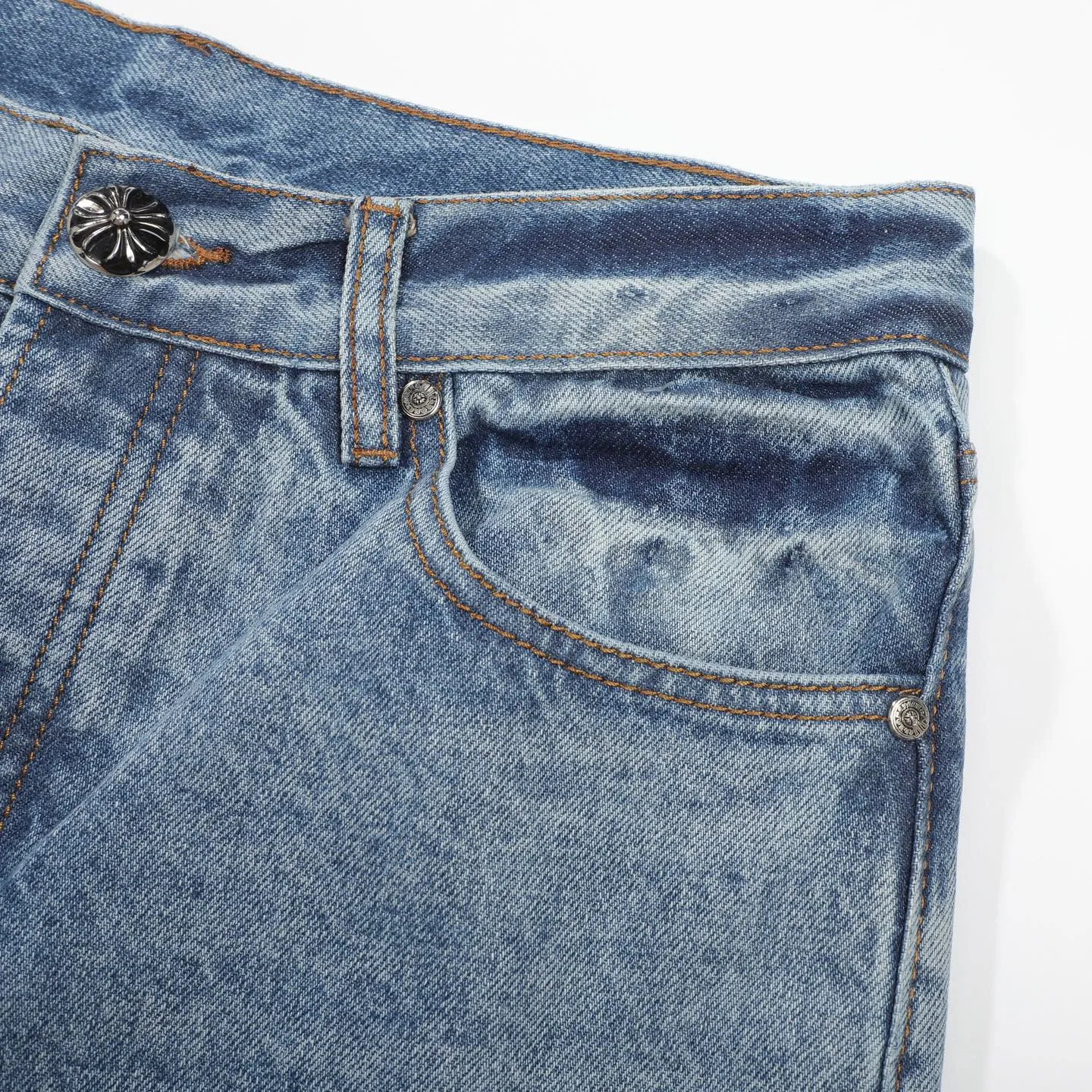 P270 Chrome Hearts CH Cross embroidered distressed jeans Top ceiling quality 100% version correct version is coming!  Believe me this must be the best quality you will ever come across! ! Excellent value for money! !  Styles with different washes and textures are very friendly to people with thin legs and thick legs. The straight version is very flattering to the shape of the legs. The moderate length is timeless and easy to match. It is the basis of various styles and a must-have in the wardrobe! ! Add a little stacking to easily control this year's popular clean fit fabric. The fabric is stiff but the upper body is soft without losing texture. The sides and cuffs of some styles have a bone-wash effect. It's really hard not to love it! The outfit effect is immediate! ✅Correctly customize the Croxin metal leather label on the back panel. It is not sold directly with the cross on the finished jeans. 1:1 copying strives for excellence and the details are perfectly grasped. ✅The cross leather label is clear and smooth. Exquisite turning top craftsmanship. ✅Buttons, zippers and hardware are all customized versions of the Croxin LOGO. ✅High-cost washing process. Size: 28 30 32 34 36 (5 sizes)